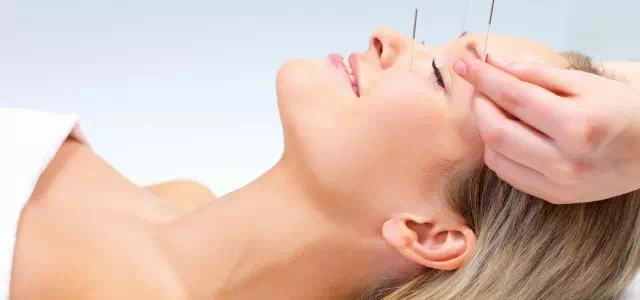 masaż twarzy kobiety